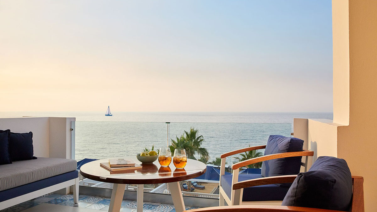 Deluxe Pure White Junior Suite